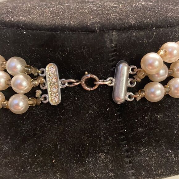 Vintage 1950s triple strand golden golden netted simulated white pearls necklace - Picture 10 of 14